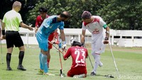 Para pemain saling menyemangati usai pertandingan. Meski gagal lolos, Timnas Amputasi Indonesia tetap menunjukkan sportivitas dan tekad juang tinggi.  