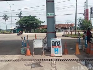 BBM Langka di SPBU Jalur Pantura Subang, Pengendara Berburu Eceran