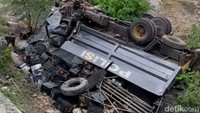 Video: Truk Dalmas Polisi Bawa Amunisi TNI Terguling di Dompu NTB