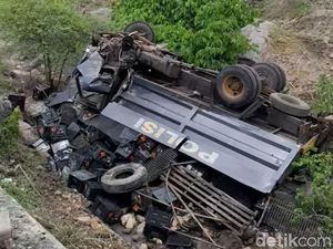 Mobil Dalmas Bawa Amunisi TNI Terguling di Dompu, 2 Polisi Terluka