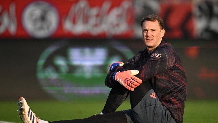 Soccer Football - Bundesliga - 1. FC Union Berlin v Bayern Munich - Stadion An der Alten Forsterei, Berlin, Germany - November 8, 2025 Bayern Munichs Manuel Neuer during the warm up before the match REUTERS/Annegret Hilse DFL REGULATIONS PROHIBIT ANY USE OF PHOTOGRAPHS AS IMAGE SEQUENCES AND/OR QUASI-VIDEO.