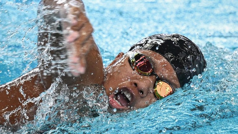 Perenang Tasya Sahira Anggreani saat mengikuti nomor 200 meter gaya bebas putri kejuaraan terbuka akuatik Indonesia 2025 di Stadion Akuatik, Kompleks GBK, Senayan, Jakarta, Rabu (12/11/2025). ANTARA FOTO/Fauzan