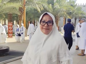 Umrah Ketiga Kali, Mpok Atiek: Kebahagiaan yang Gak Bisa Dibeli Pakai Uang