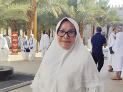 Umrah Ketiga Kali, Mpok Atiek: Kebahagiaan yang Gak Bisa Dibeli Pakai Uang