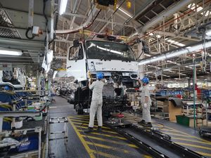 Miris! Otomotif RI Lagi Lesu, Digempur Impor Pickup India dan Truk China