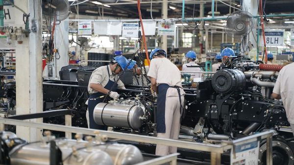 Potret Produksi Raja Truk di Indonesia yang Sejam Bisa Keluar 15 Unit