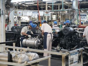 Potret Produksi Raja Truk di Indonesia yang Sejam Bisa Keluar 15 Unit