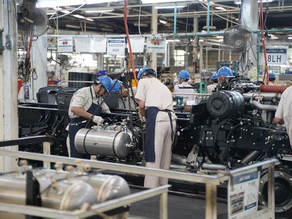 Potret Produksi Raja Truk di Indonesia yang Sejam Bisa Keluar 15 Unit