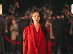 Bye Aesun! IU Gak Miskin Lagi di Drakor Perfect Crown