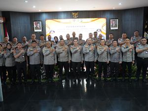 Peserta Sespimma Polri Praktik Kerja di Polda Jatim, Gelar Baksos-Tanam Pohon