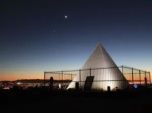 Ditemukan Piramida Misterius, Warnanya Putih dan Bukan di Mesir