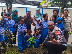 Anak-anak TK Belajar Rambu dan Tanam Pohon di Taman Lalu Lintas Polda Riau