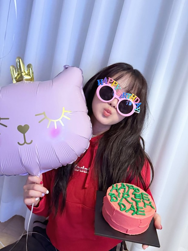 Potret Kim Hye Yoon merayakan ulang tahun ke-29/ Foto: instagram.com/hye_yoon1110 Pada (10/11) kemarin, Kim Hye Yoon merayakan ulang tahunnya yang ke-29. Sang aktris mengabadikan sederet foto dengan pose ceria.