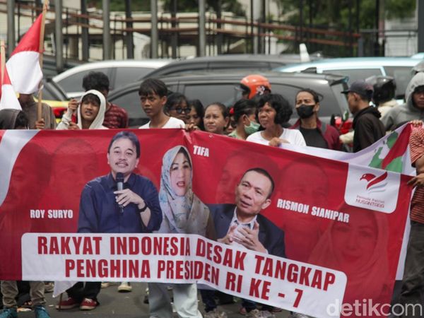 Potret Massa Pro-Kontra Roy Suryo dkk Terkait Ijazah Jokowi di Polda Metro