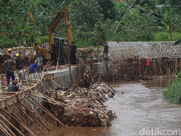 Proyek Tanggul dan Pintu Air Kali Krukut Gas Terus
