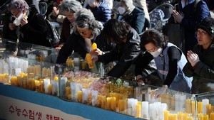 Ritual Doa Orang Tua untuk Anak Jelang Ujian Masuk Universitas di Seoul