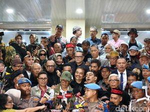 Senyum Roy Suryo Usai Tak Ditahan Setelah Diperiksa sebagai Tersangka