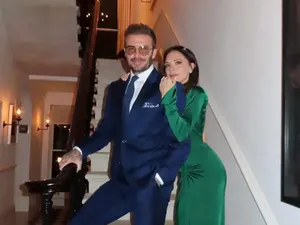 Glamor di Malam Tahun Baru, Victoria Beckham Pakai Gaun Rp 30 Juta