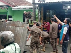 110 Bangunan hingga Lapak PKL Liar di Sekitar Stasiun Depok Dibongkar