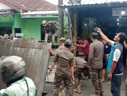 110 Bangunan hingga Lapak PKL Liar di Sekitar Stasiun Depok Dibongkar