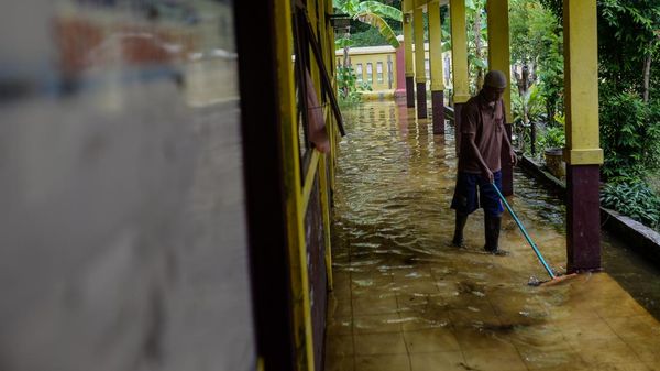 Sekolah di Serang Dikepung Banjir, Aktivitas Belajar Terpaksa Daring
