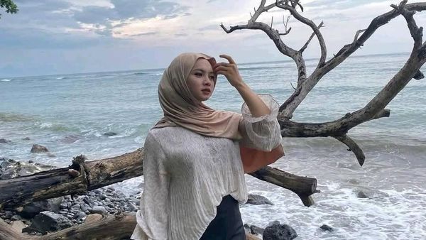 Pose Anggun MUA Berhijab Ternyata Laki-laki, Dijuluki Sister Hong Lombok