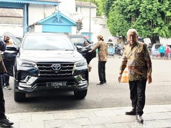 Sejumlah Kerabat Keraton Solo Tiba Jelang Pertemuan Bahas Suksesi