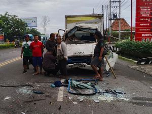 Tabrakan Beruntun Dua Truk dan Sepeda Motor di Tulungagung
