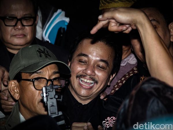 Tak Ditahan Polisi, Roy Suryo Keluar dengan Senyum Lebar