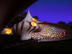 Rumah Ini Bentuknya Kayak Kerang Raksasa, Dalamnya Lebih Gila Lagi!