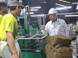 Wamenaker Puji Industri Karet di Jambi Serap 100 Persen Pekerja Lokal