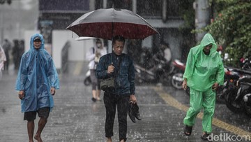 Waspada! Potensi Hujan Sedang-Lebat Guyur Jakarta Sampai 3 Mei
