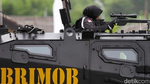 Polwan Jatim Unjuk Aksi Taktis di Brimob Challenge