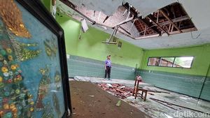 Potret Puluhan Siswa SD Jombang Belajar di Parkiran Akibat Ruang Kelas Rusak