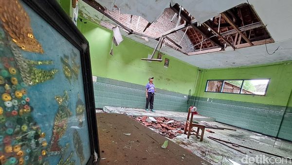 Potret Puluhan Siswa SD Jombang Belajar di Parkiran Akibat Ruang Kelas Rusak