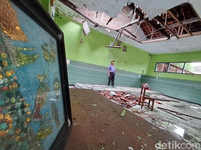 Potret Puluhan Siswa SD Jombang Belajar di Parkiran Akibat Ruang Kelas Rusak