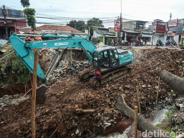 Rehabilitasi Jembatan Serong Dikebut Usai Bendungan Jebol Gerus Pondasi Jalan