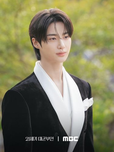 Dalam drama Korea Perfect Crown, Byeon Woo Seok berperan sebagai pangeran Yi Wan yang tidak memiliki apapun terlepas dari garis keturunan kerajaannya.