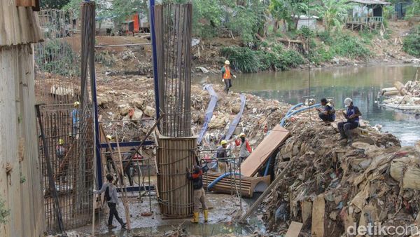 Cegah Erosi dan Banjir, Proyek Turap dan Pintu Air Ciliwung Dikebut