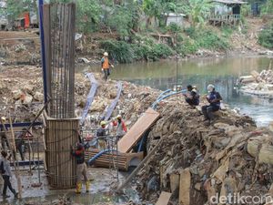 Cegah Erosi dan Banjir, Proyek Turap dan Pintu Air Ciliwung Dikebut