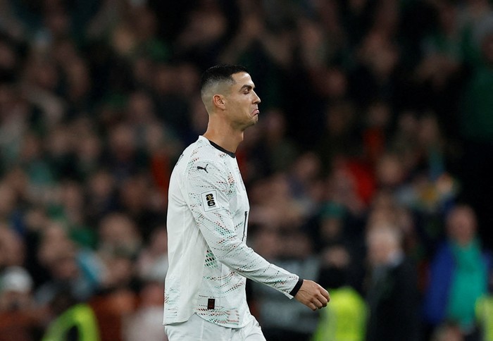 Soccer Football - World Cup - UEFA Qualifiers - Group F - Republic of Ireland v Portugal - Aviva Stadium, Dublin, Ireland - November 13, 2025 Portugals Cristiano Ronaldo reacts after being shown a red card REUTERS/Clodagh Kilcoyne     TPX IMAGES OF THE DAY