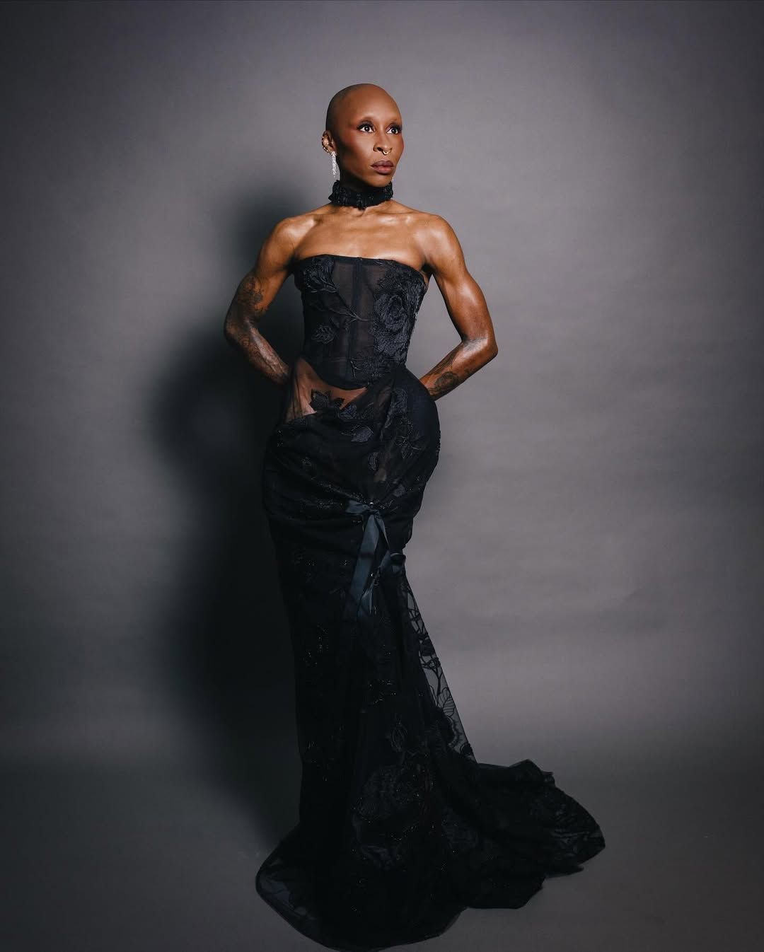 Cynthia Erivo di premier Wicked: For Good, Singapura. Ia mengenakan gaun rancangan Vivienne Westwood.