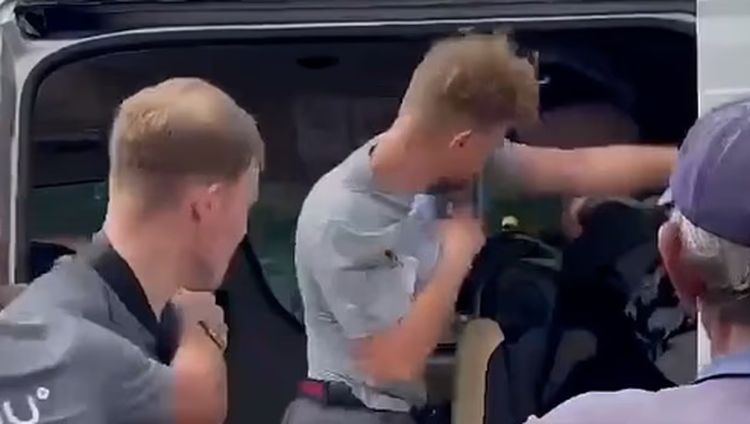 Wisatawan di Thailand Adu Jotos Gara-gara Kaki di Sandaran Kepala