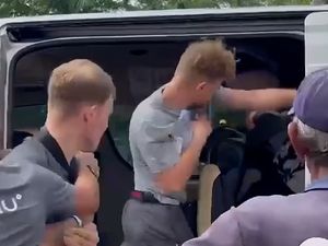 Kaki Pindah ke Sandaran Kepala, Dua Turis di Thailand Adu Jotos