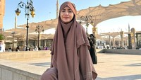 8 Gaya Violentina Kaif, Istri Andrew Andika Tampil Syari Saat Umrah