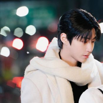 Dalam drama Korea Dear X, Hwang In Youp tampil sebagai cameo memerankan top star bernama Heo In Gang.