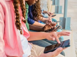 Peneliti Bolehkan Mahasiswa Cek HP Saat Kuliah, Begini Hasilnya