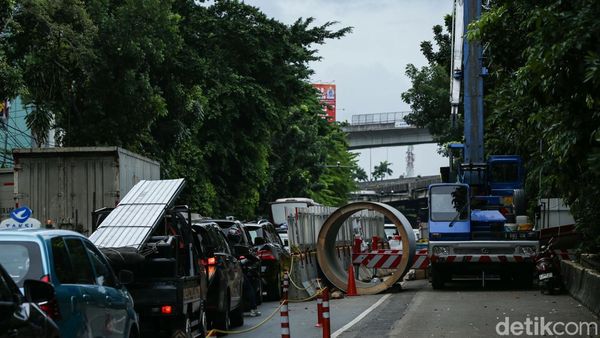 Jalan D.I Panjaitan Jaktim Macet Akibat Proyek Saluran Pipa