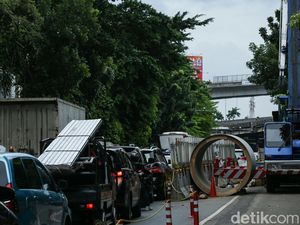 Jalan D.I Panjaitan Jaktim Macet Akibat Proyek Saluran Pipa