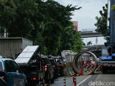 Jalan D.I Panjaitan Jaktim Macet Akibat Proyek Saluran Pipa